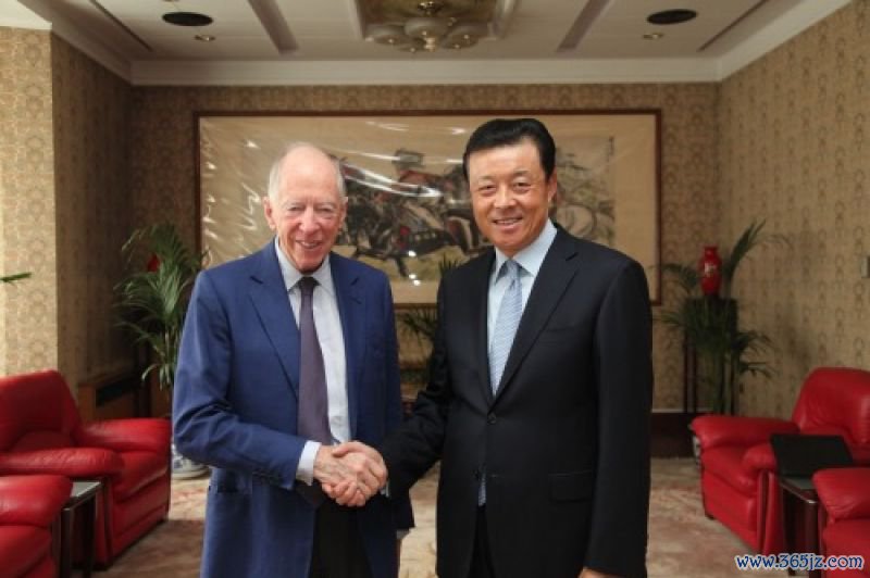 2015年，雅各布·罗斯柴尔德（左）。图片来自中国驻英大使馆官网